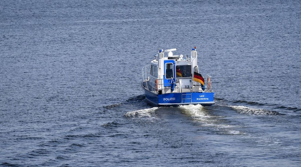 Polizei stoppt Potsdamer Floßfahrt - Boot beschädigt Fähre