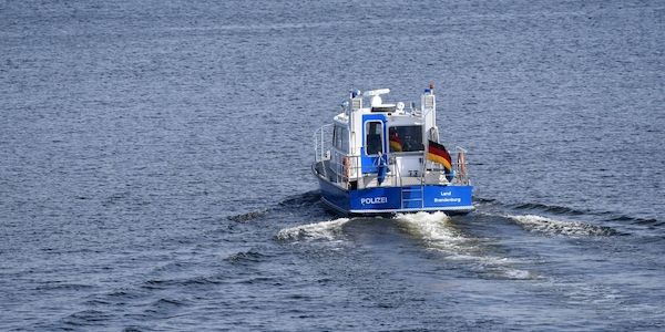 Polizei stoppt Potsdamer Floßfahrt - Boot beschädigt Fähre