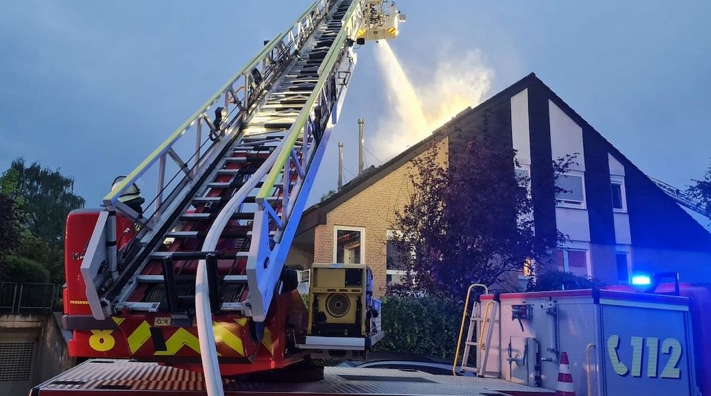 Dachstuhlbrand durch Blitzeinschlag in Dortmund-Lücklemberg