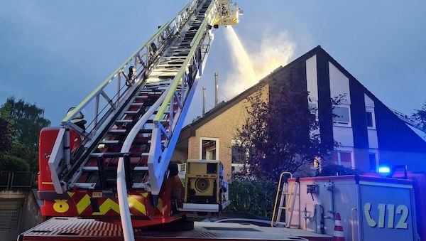 Dachstuhlbrand durch Blitzeinschlag in Dortmund-Lücklemberg