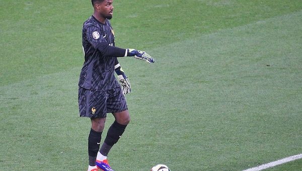 Fußball-WM: Frankreich besiegt Irak in historischer Regenschlacht