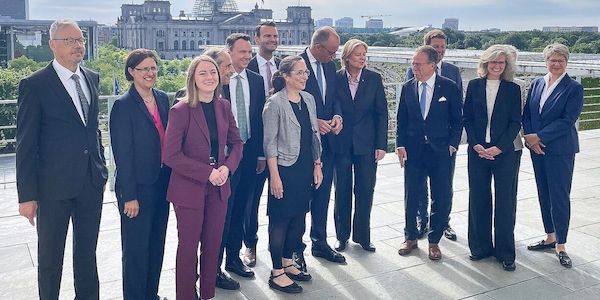Bericht der Rentenkommission an Merz und Bas übergeben