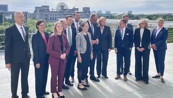 Bericht der Rentenkommission an Merz und Bas übergeben
