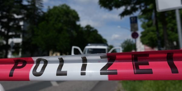 Potsdam-Mittelmark: Tankwagen kippt um - Abwässer ausgelaufen