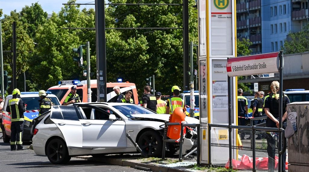 Berlin: Autos schleudern auf Bahnsteig – Mann von Mast erschlagen