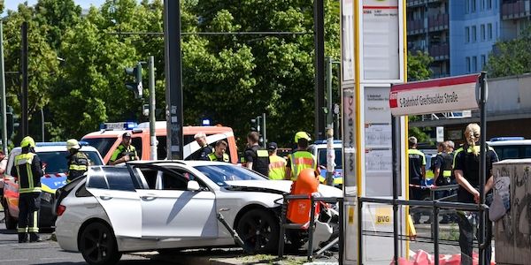 Berlin: Autos schleudern auf Bahnsteig – Mann von Mast erschlagen