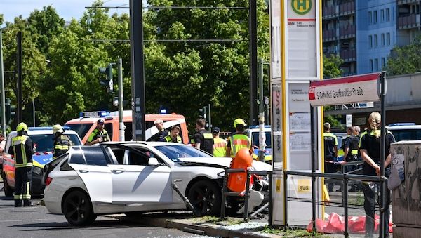 Berlin: Autos schleudern auf Bahnsteig – Mann von Mast erschlagen