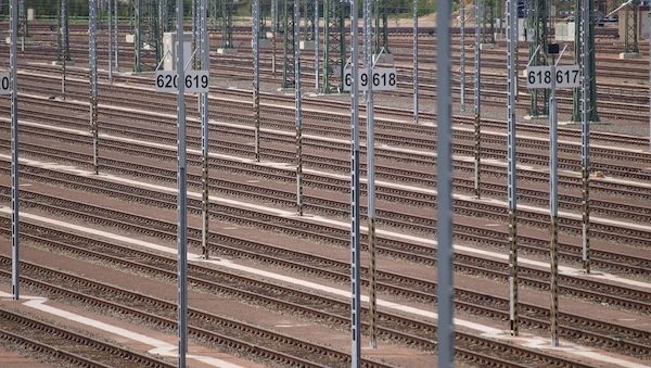 Funkstörung: Bahnverkehr bundesweit komplett eingestellt