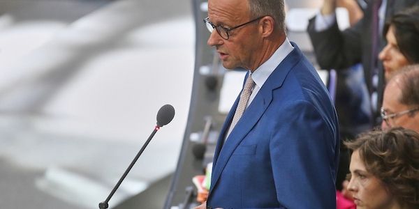 Merz wirbt im Bundestag für Rentenreform