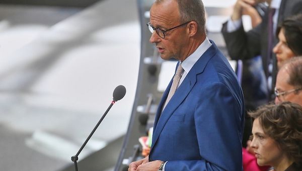 Merz wirbt im Bundestag für Rentenreform