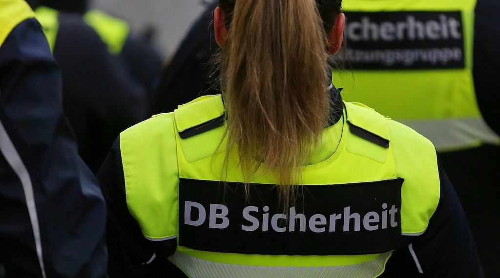 Zugbegleiter in Stuttgart beleidigt und bespuckt