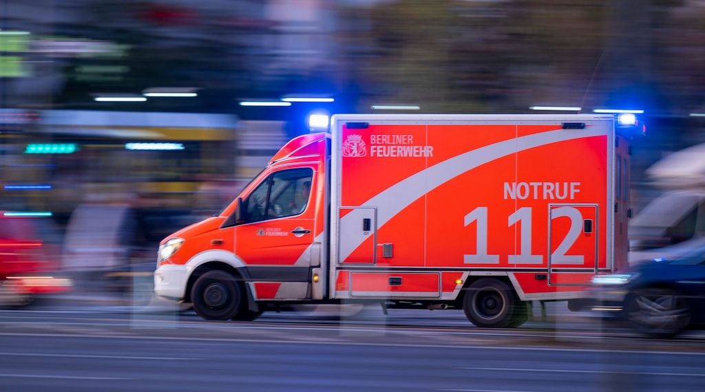Frau bei schwerem Unfall unter Straßenbahn in Berlin eingeklemmt