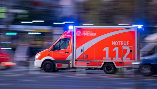 Frau bei schwerem Unfall unter Straßenbahn in Berlin eingeklemmt