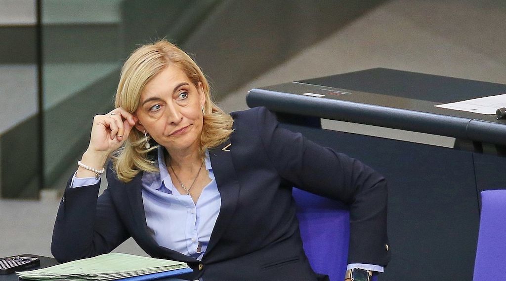 Warken verteidigt Sparvorschläge für Pflegeversicherung