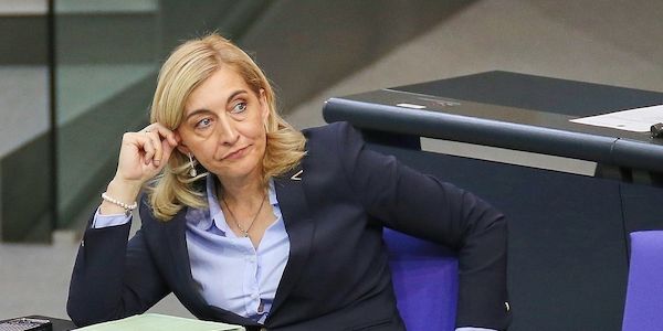 Warken verteidigt Sparvorschläge für Pflegeversicherung