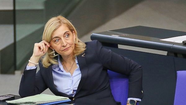 Warken verteidigt Sparvorschläge für Pflegeversicherung