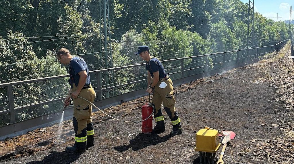 Feuerwehr löscht Vegetationsbrand am Stuttgarter Hauptbahnhof
