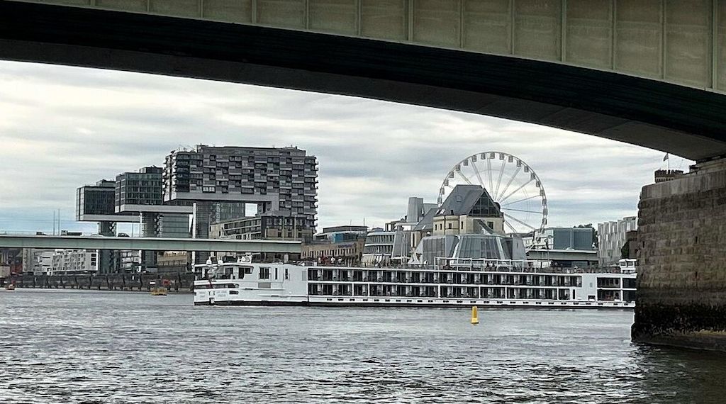 Fahrgastkabinenschiff auf dem Rhein festgefahren