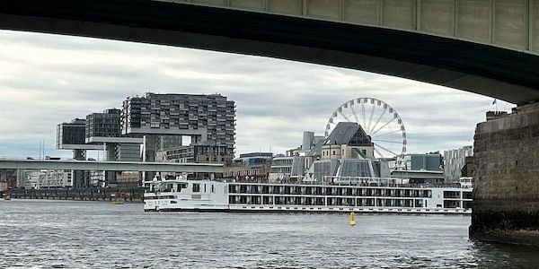 Fahrgastkabinenschiff auf dem Rhein festgefahren