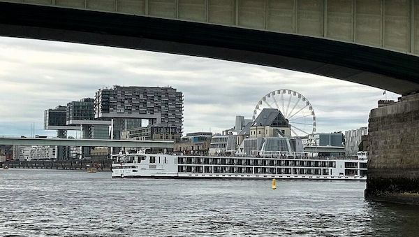 Fahrgastkabinenschiff auf dem Rhein festgefahren