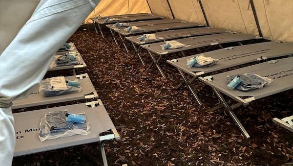 Notunterkunft für Wohnsitzlose in Zelten an der Eschenheimer Anlage