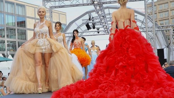 Die Fashion Week startet mit einem Open-Air-Event auf dem Berliner Alexanderplatz