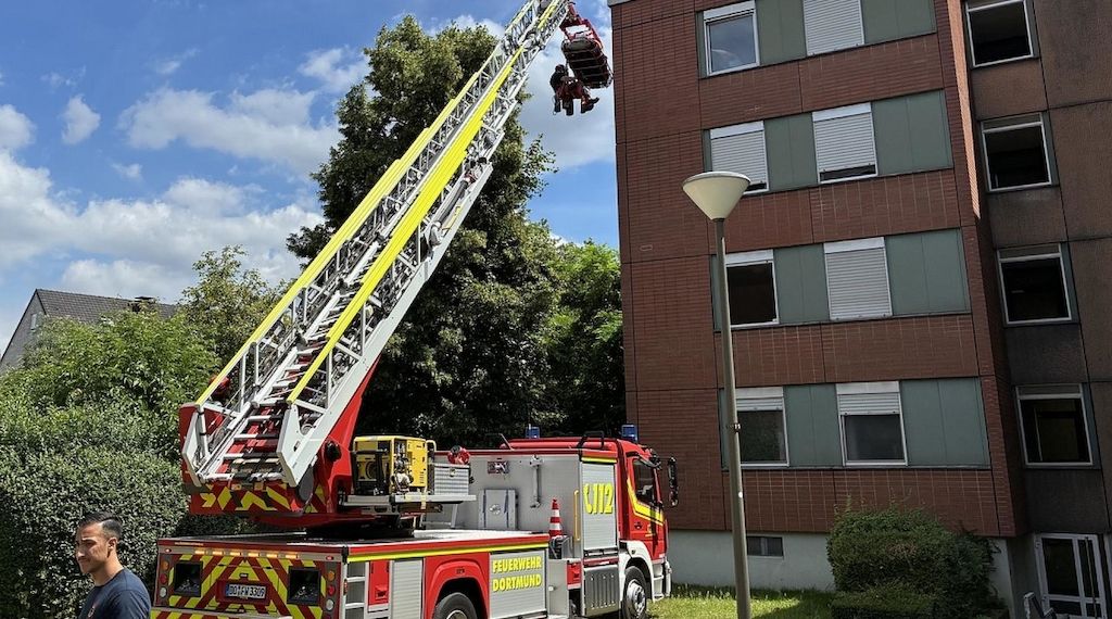 Feuerwehr Dortmund rettet Person mit Spezialgerät aus Wohnung