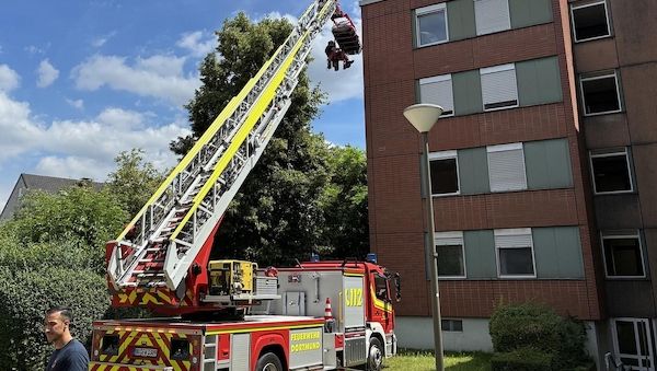 Feuerwehr Dortmund rettet Person mit Spezialgerät aus Wohnung