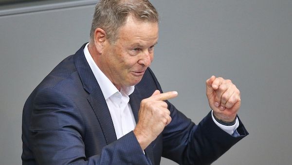 Linke wirft Merz nach WM-Post Realitätsverlust vor