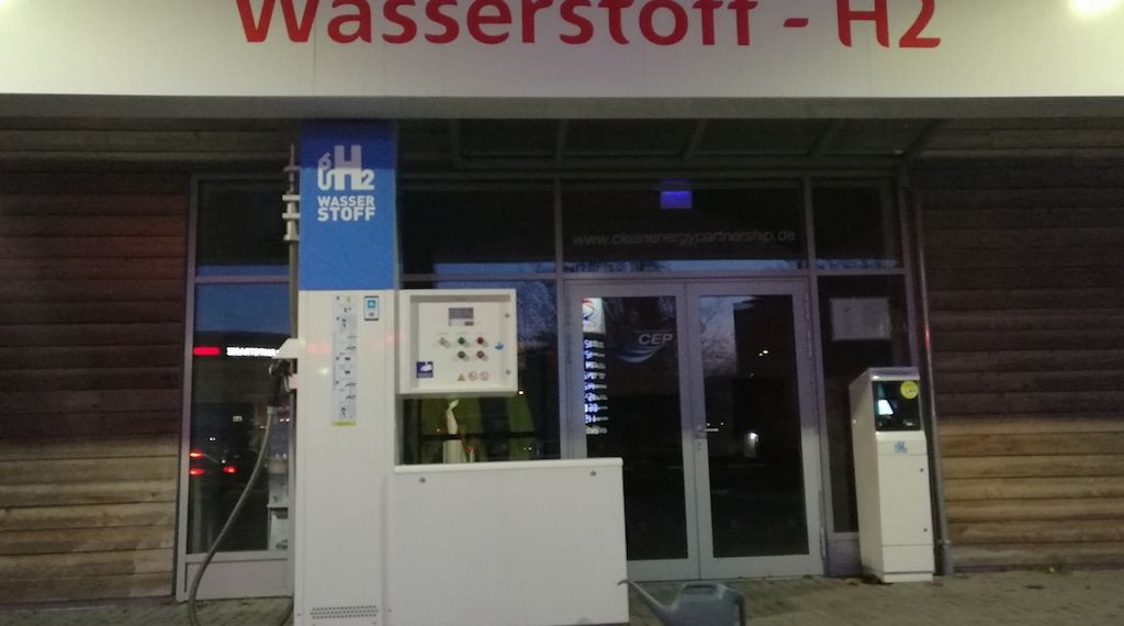 Schnieder sieht Fortschritte bei Wasserstoffnetz für Lkw
