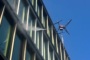 Berliner Start-up setzt auf Drohnen statt Gerüste: skyXwash zeigt die Gebäudereinigung der Zukunft Bild 1