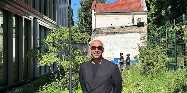 Berliner Start-up setzt auf Drohnen statt Gerüste: skyXwash zeigt die Gebäudereinigung der Zukunft
