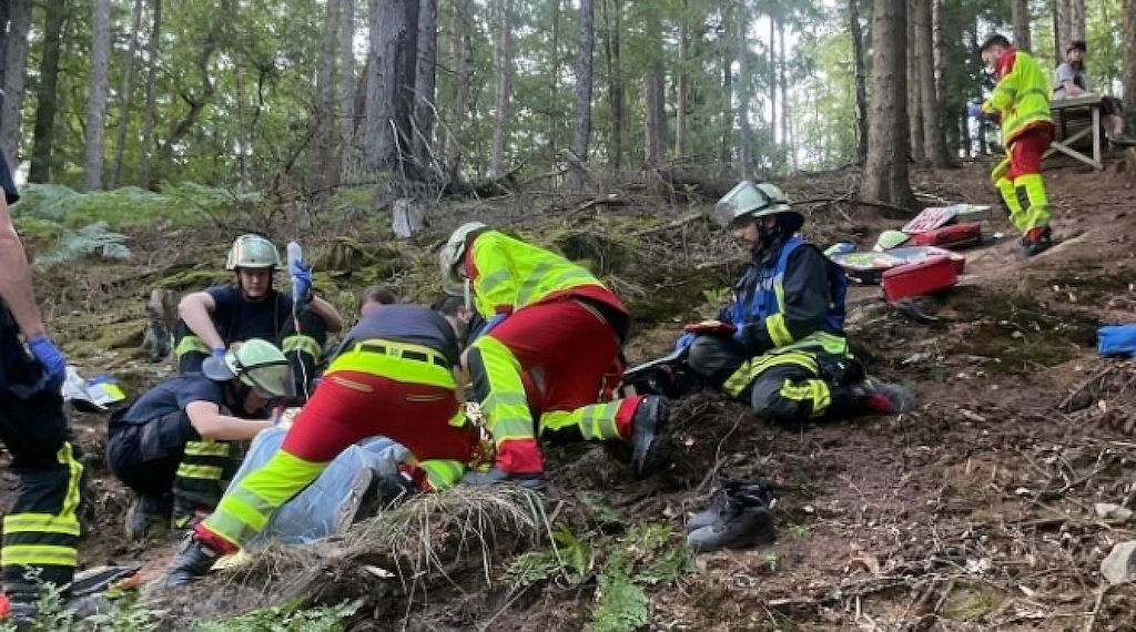 Mountainbiker nach Sturz in Dortmund-Syburg mit Hubschrauber gerettet