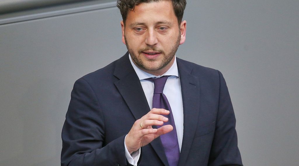 Grünen-Chef fordert spürbare Entlastung von Schwarz-Rot