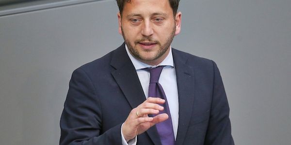 Grünen-Chef fordert spürbare Entlastung von Schwarz-Rot