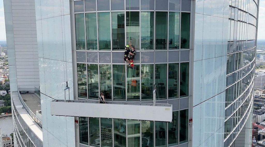 Feuerwehr Frankfurt rettet zwei Fassadenreiniger aus 240 Metern Höhe