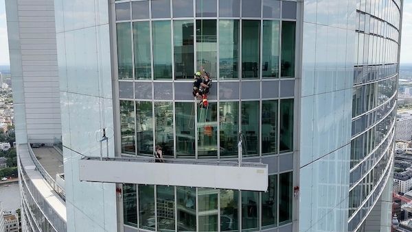 Feuerwehr Frankfurt rettet zwei Fassadenreiniger aus 240 Metern Höhe