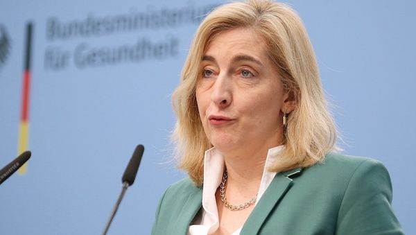 Warken plant Krisenhotline in Suizidpräventionsgesetz