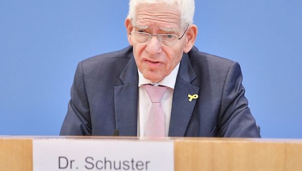 Zentralratspräsident Schuster skeptisch bei AfD-Verbot