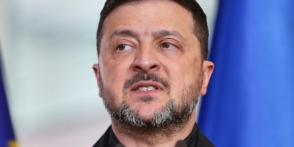 Selenskyj meldet Angriffe auf Ölanlagen bei St. Petersburg