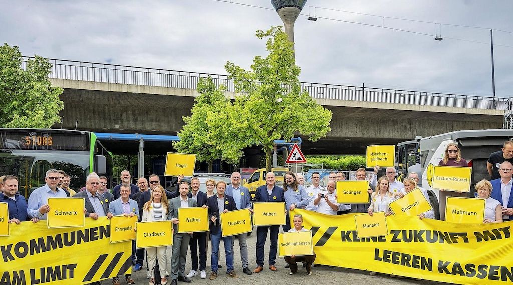 Kommunale Finanzkrise Fahrzeug-Kolonne startet in Düsseldorf