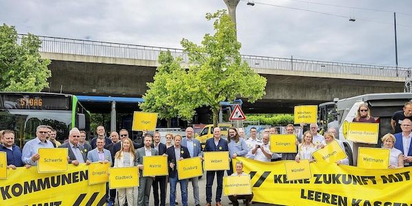 Kommunale Finanzkrise Fahrzeug-Kolonne startet in Düsseldorf