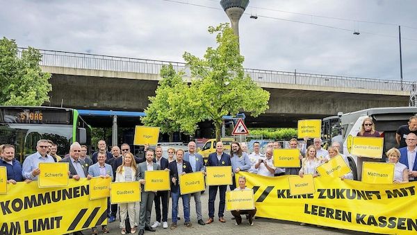 Kommunale Finanzkrise Fahrzeug-Kolonne startet in Düsseldorf