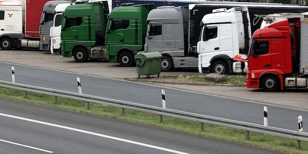 Zahl mautpflichtiger Lkws auf Autobahnen im Juni gesunken