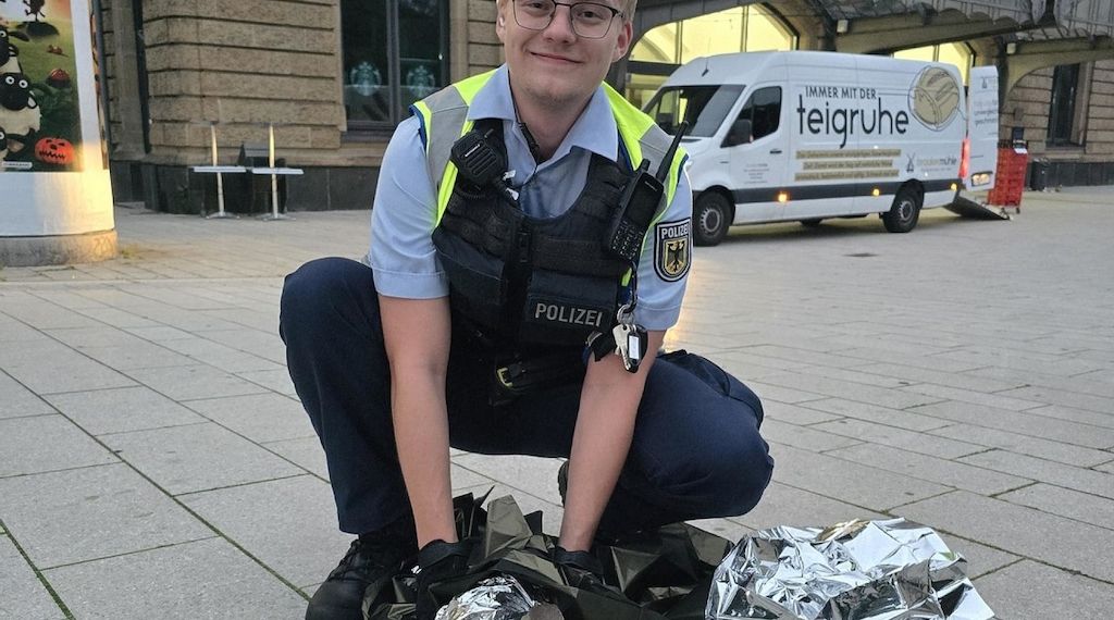 Bundespolizisten retten verletzte Graugans am Bahnhof Dammtor