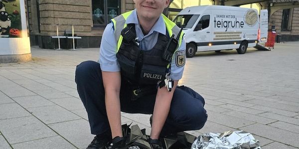 Bundespolizisten retten verletzte Graugans am Bahnhof Dammtor