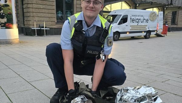 Bundespolizisten retten verletzte Graugans am Bahnhof Dammtor