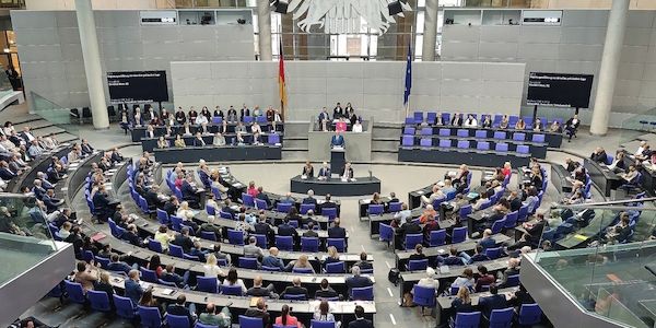 Bundestag stimmt für antragsloses Kindergeld