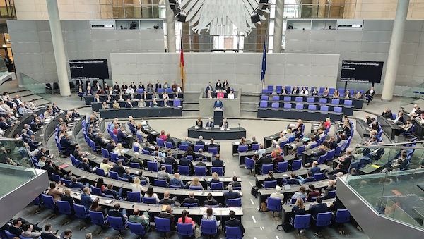 Bundestag stimmt für antragsloses Kindergeld