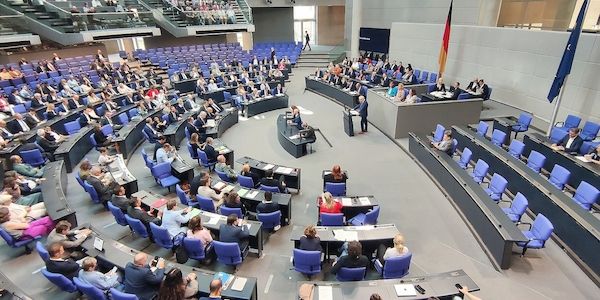 Bundestag stimmt für Krankenkassen-Sparpaket